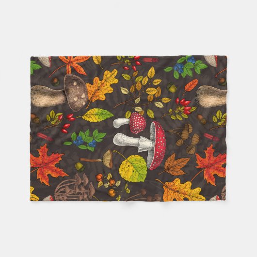 秋のキノコ葉や、木の実や果実が暗い日 フリースブランケット (正面(横))