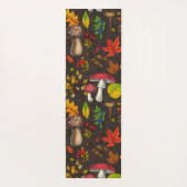 秋のキノコ葉や、木の実や果実が暗い日 ヨガマット (裏面)