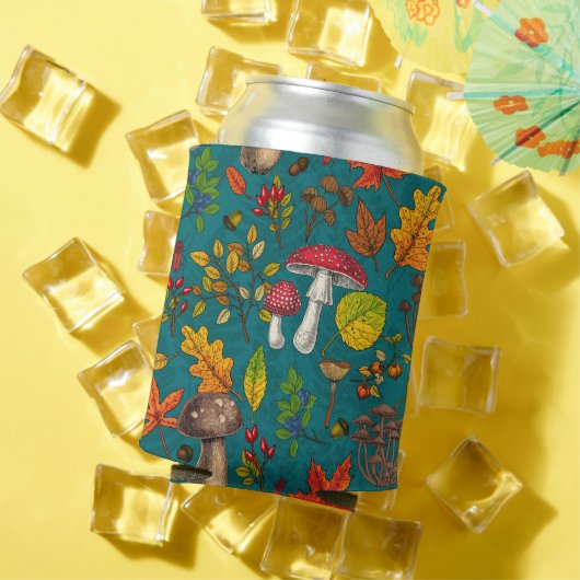 秋のキノコ葉、、ナッツ、ベリーの青 缶クーラー (インサイチュ 夏)