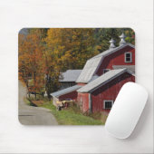秋のクラシックな田園納屋または農場の側の道、 マウスパッド (マウス)