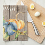 秋のグリーンオレンジカボチャ水彩リトルウッド キッチンタオル<br><div class="desc">青、緑、オレンジ、白の色合いの美しい水色のカボチャが旬のキッチンタオルに取り上げられる。キッカスタマイズチンタオルの両側にある秋という言葉が使える。この水色のカボチャのキッチンタオルで秋と感謝祭のためにあなたのゲストと家族を喜ばせる。</div>