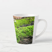 秋のコケの木の樹皮 – 小パーソナライズされた カフェラテマグ (右)