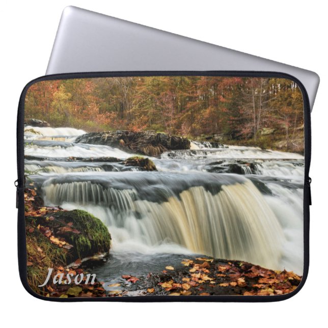 秋のショホラ滝 ラップトップスリーブ (正面)