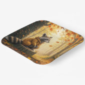 秋のタヌキが切り株に座る ペーパープレート (傾斜あり)