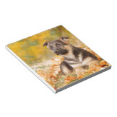 秋のドイツの羊飼い犬の子犬 ノートパッド (アングル)