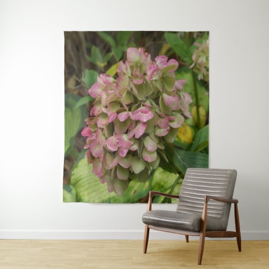 秋のハイドランジアの花と黄金のホスタの葉 タペストリー (インサイチュ)