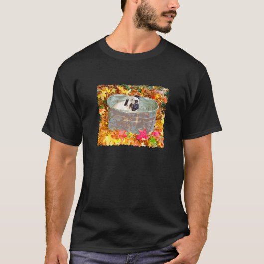 秋のパグの落ち葉 Tシャツ (正面)