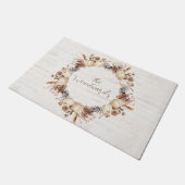 秋のパーソナライズされたかぼちゃ松コーンリース ドアマット (アングル)