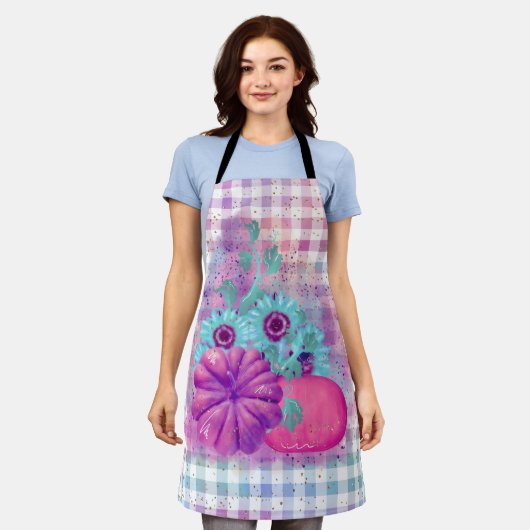 秋のピンクのカボチャのアクアフラワーギンガムプレイド エプロン (着用した状態)