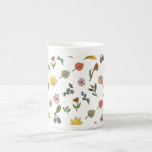 秋のピンク色の赤と黄色の花と葉花 ボーンチャイナマグカップ (正面)
