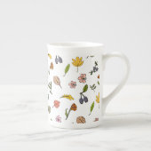 秋のピンク色の赤と黄色の花と葉花 ボーンチャイナマグカップ (右)