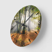 秋のブナの森の中のサンビーム –  ラウンド壁時計 (傾斜)