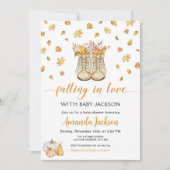 秋のブーツの恋に落ちるカボチャの赤ちゃんシャワー 招待状 (正面)