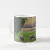 秋のマグで牧草を食べること コーヒーマグカップ (正面左)