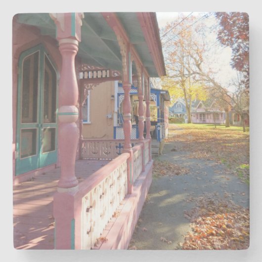 秋のライトオンコテージロー – Martha's Vineヤード ストーンコースター (正面)