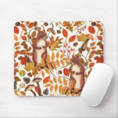 秋のリスと秋の花が白く咲く マウスパッド (マウス)