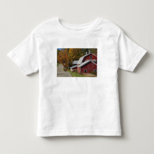 秋の典型的な田舎の納屋/農場のそばの道、 トドラーTシャツ