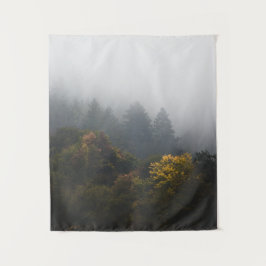 秋の包まれた霧の森 タペストリー