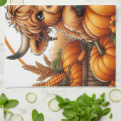 秋の収穫カボチャの間に入った高地の牛 キッチンタオル (折り畳み)