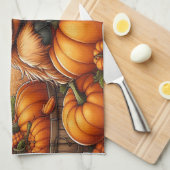 秋の収穫カボチャの間に入った高地の牛 キッチンタオル (四つ折り)