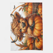 秋の収穫カボチャの間に入った高地の牛 キッチンタオル (縦)