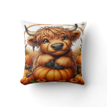 秋の収穫カボチャの間に入った高地の牛