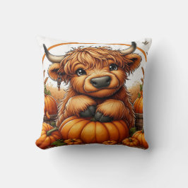 秋の収穫カボチャの間に入った高地の牛 クッション