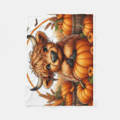 秋の収穫カボチャの間に入った高地の牛 フリースブランケット (正面)