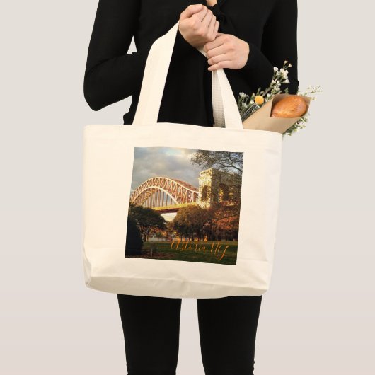 秋の地獄のゲートブリッジ、アストリア、NYトートバッグ ラージトートバッグ (正面(商品))