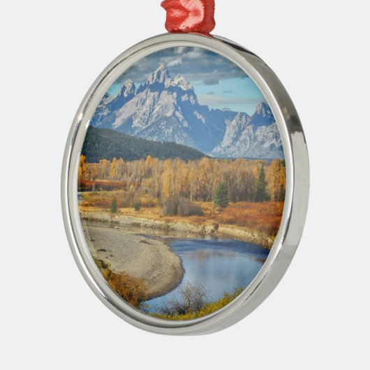 秋の壮大なTeton山の川の眺め メタルオーナメント (左)