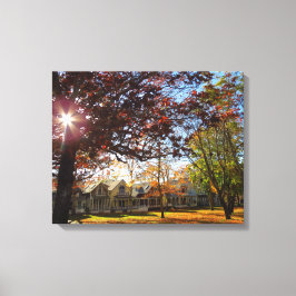 秋の太陽とコテージ – マーサのブドウ園 キャンバスプリント