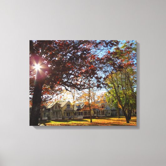 秋の太陽とコテージ – マーサのブドウ園 キャンバスプリント (正面)