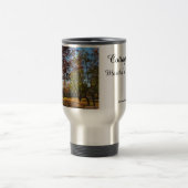 秋の太陽とコテージ – マーサのブドウ園 トラベルマグ (中央)