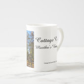 秋の太陽とコテージ – マーサのブドウ園 ボーンチャイナマグカップ (正面右)