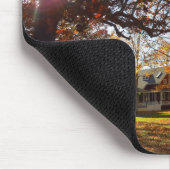 秋の太陽とコテージ – マーサのブドウ園 マウスパッド (コーナー)