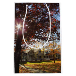 秋の太陽とコテージ – マーサのブドウ園 ミディアムペーパーバッグ