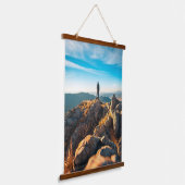 秋の威厳のある岩場で 吊り下げ型タペストリー (傾斜あり)