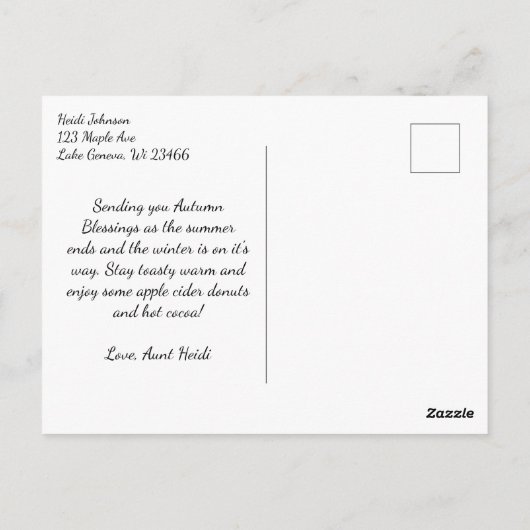 秋の季節の丘の上の教会 ポストカード (裏面)