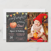 秋の小さなカボチャのチョークボード誕生日写真 招待状 (正面)