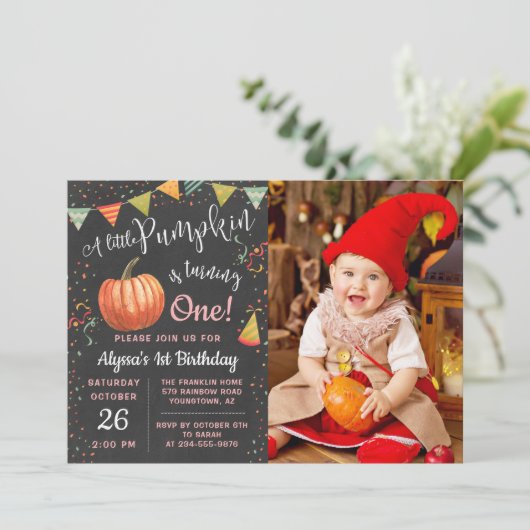 秋の小さなカボチャのチョークボード誕生日写真 招待状 (スタンド正面)