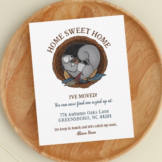 秋の居心地の良いリスが新しい住所を移動 案内状