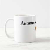 秋の居心地の良い雰囲気 – ホットココア、本&紅葉 コーヒーマグカップ (左)