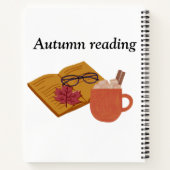 秋の居心地の良い雰囲気 – ホットココア、本&紅葉 ノートブック (裏面)