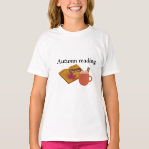 秋の居心地の良い雰囲気 – ホットココア、本&紅葉 Tシャツ