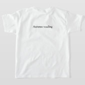 秋の居心地の良い雰囲気 – ホットココア、本&紅葉 Tシャツ (レイダウン裏面)