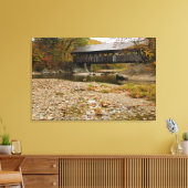 秋の川に架かるニューリーの屋根付き橋 キャンバスプリント (インサイチュ (リビング))