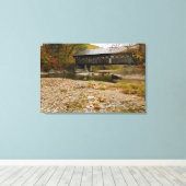 秋の川に架かるニューリーの屋根付き橋 キャンバスプリント (インサイチュ (ウッドフロア))