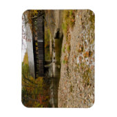 秋の川に架かるニューリーの屋根付き橋 マグネット (縦)