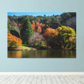 秋の彩りと反射の美しさ キャンバスプリント (インサイチュ (ウッドフロア))