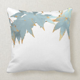 秋の日本のなかえでの葉は青空を曇らしました クッション